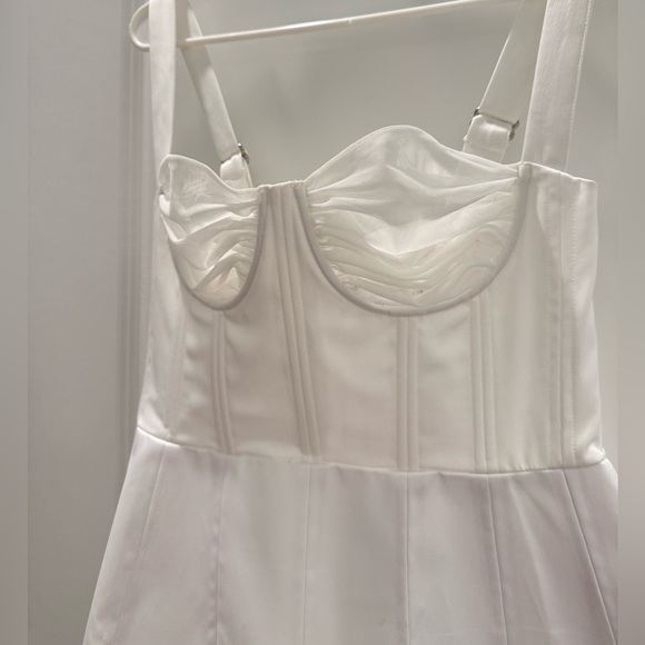 Elegant White Mini Dress - Picture 4 of 5